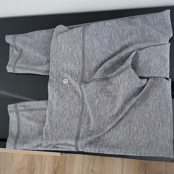 Lululemon size 4 cropped - Picture 2 of 2